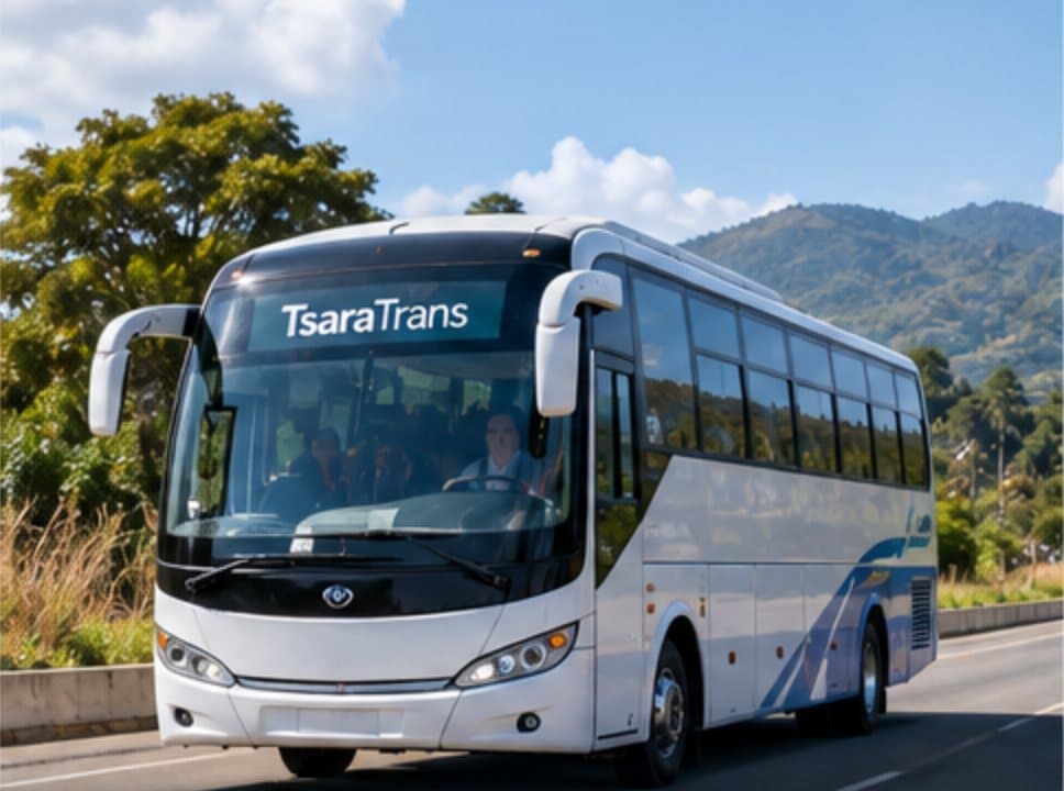 Autocar TsaraTrans sur une route